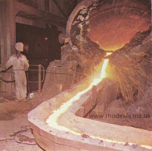 Pouring the molten metal at Risco